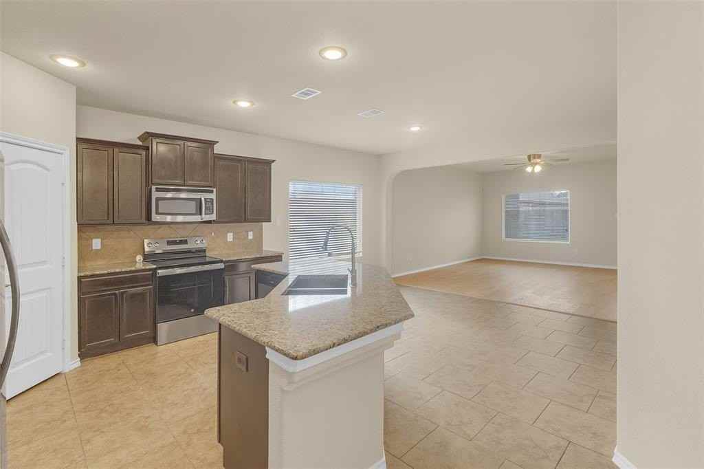 659 Owen Trl - Photo 4 of 25