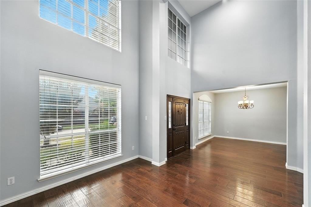 1421 Eugene Dr - Photo 4 of 40