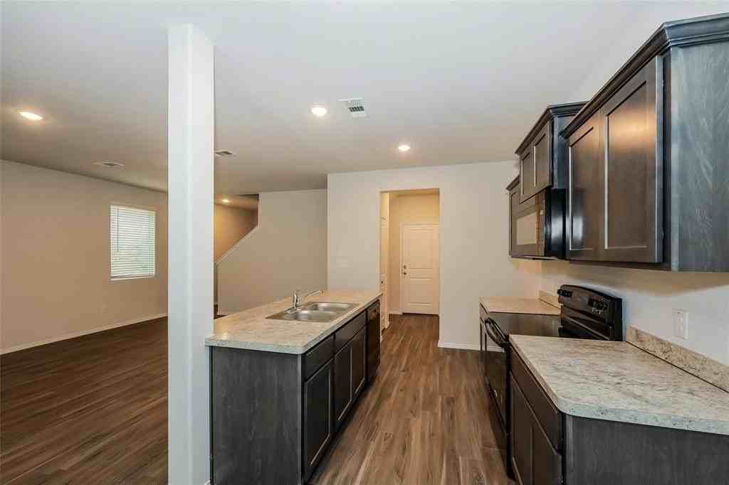 1313 Jonah Ln - Photo 5 of 16