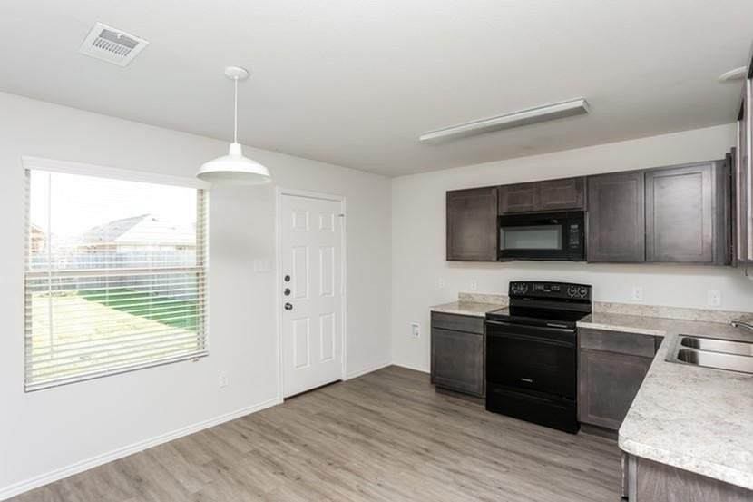 1505 Timothy St - Photo 3 of 13