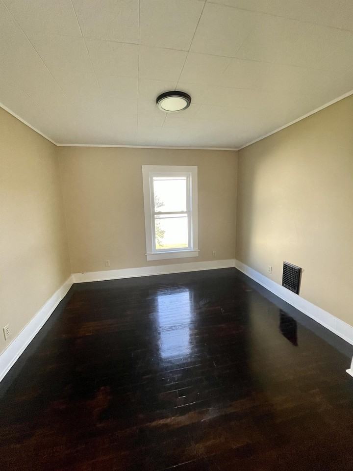 60 East Court Street - Photo 7 of 10