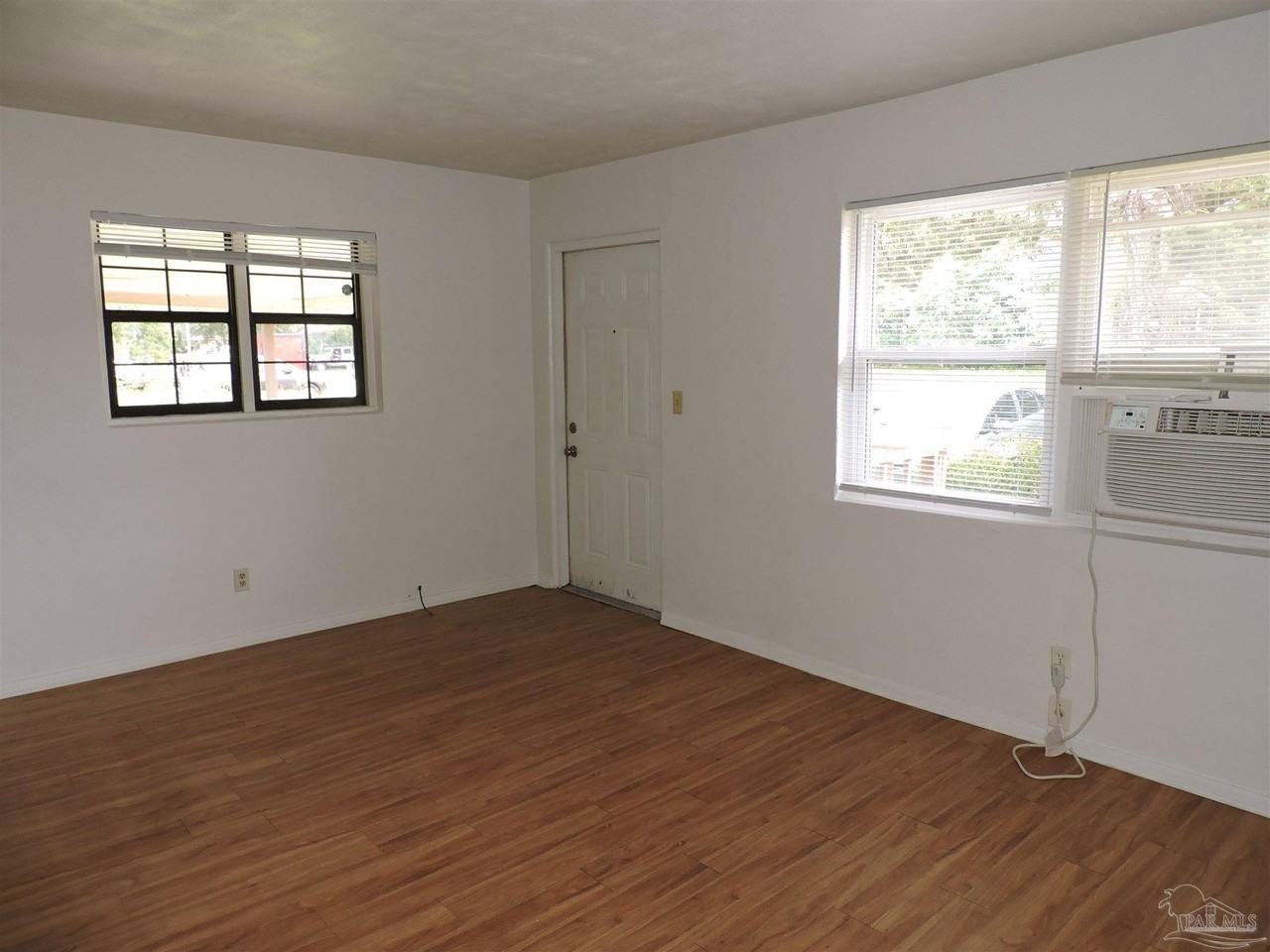 1010 Pennsylvania Dr - Photo 3 of 11