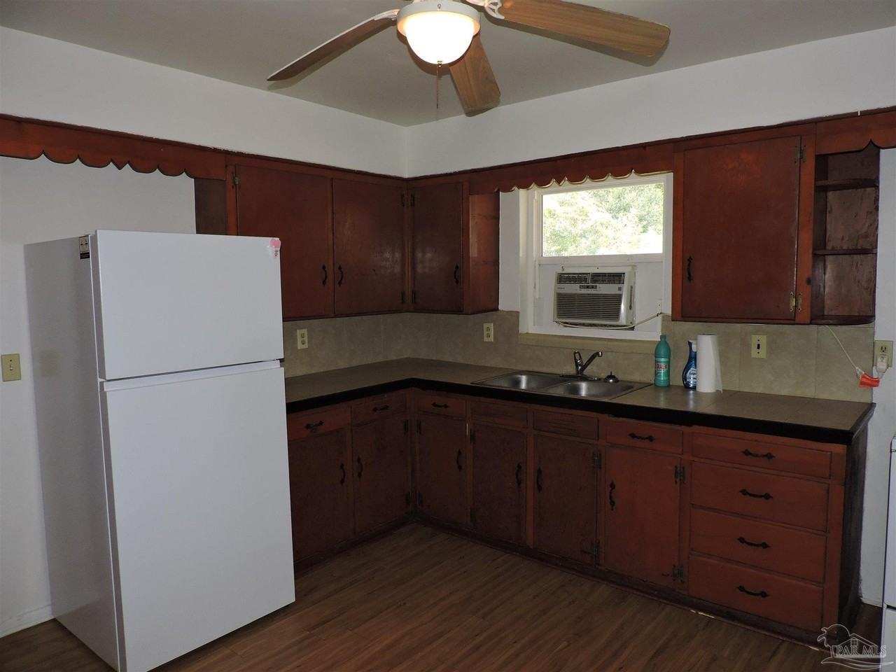 1010 Pennsylvania Dr - Photo 5 of 11