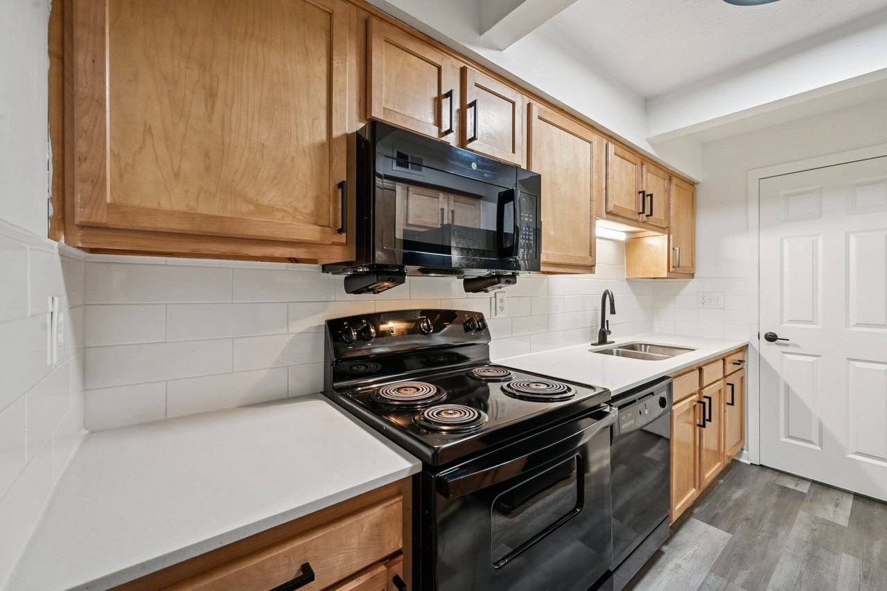 Pointe at Northern Woods - Photo 4 of 46