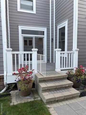 50410 Coolidge St - Photo 2 of 4