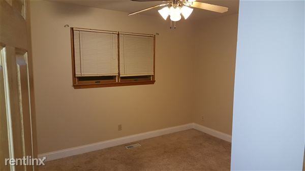 1504 Hillsdale Dr - Photo 3 of 4