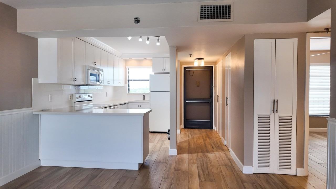 4640 Lucerne Lakes Blvd #502 - Photo 6 of 35