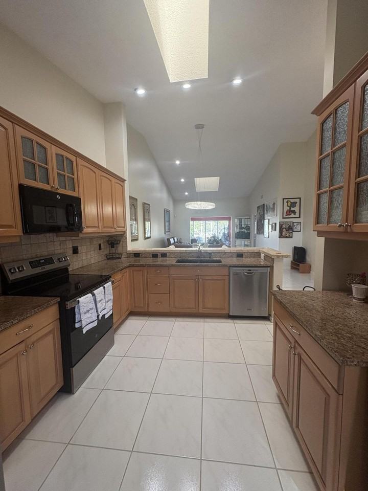 7275 Summer Tree Dr - Photo 7 of 28