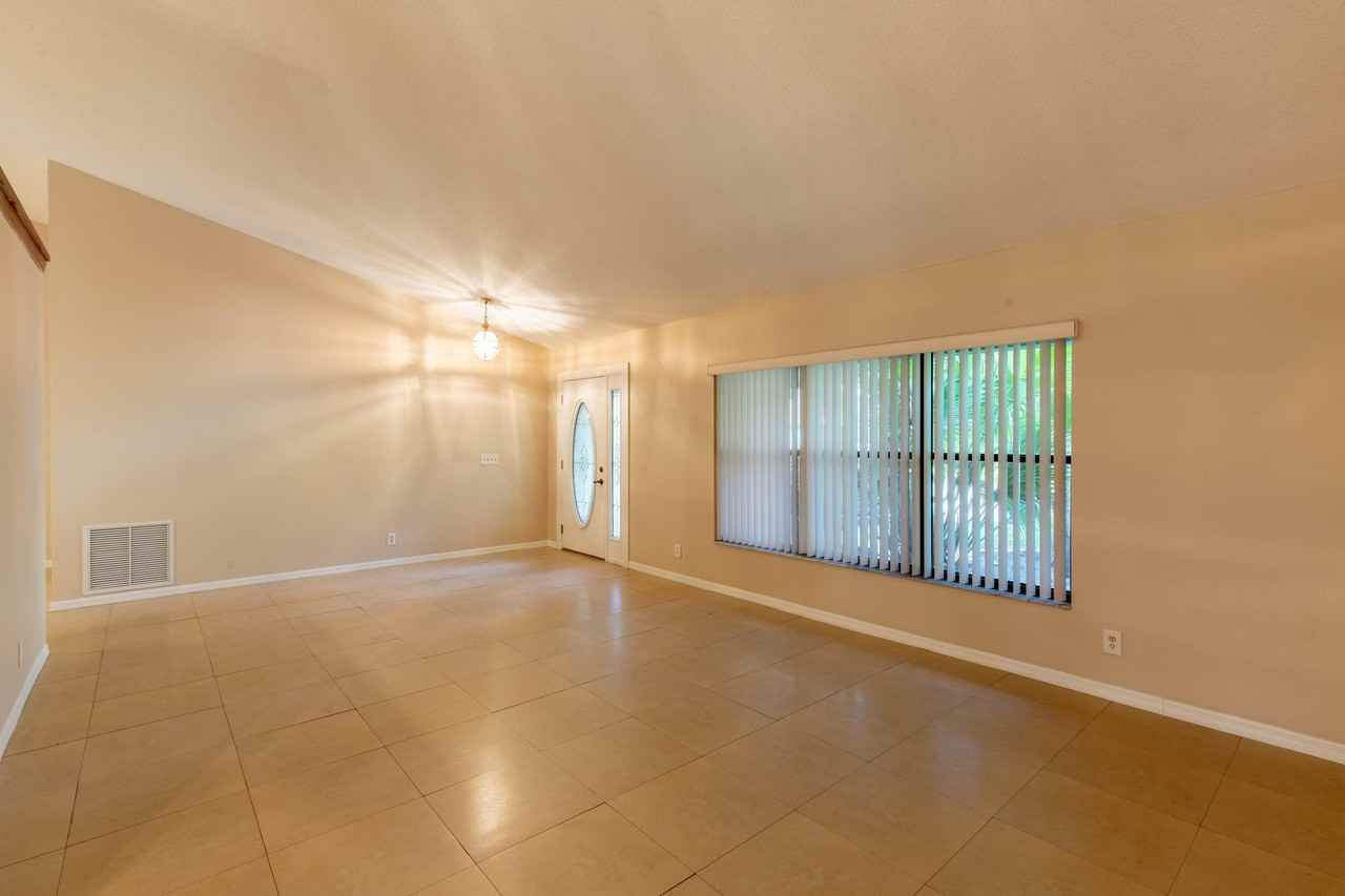 1559 Grantham Dr - Photo 4 of 27