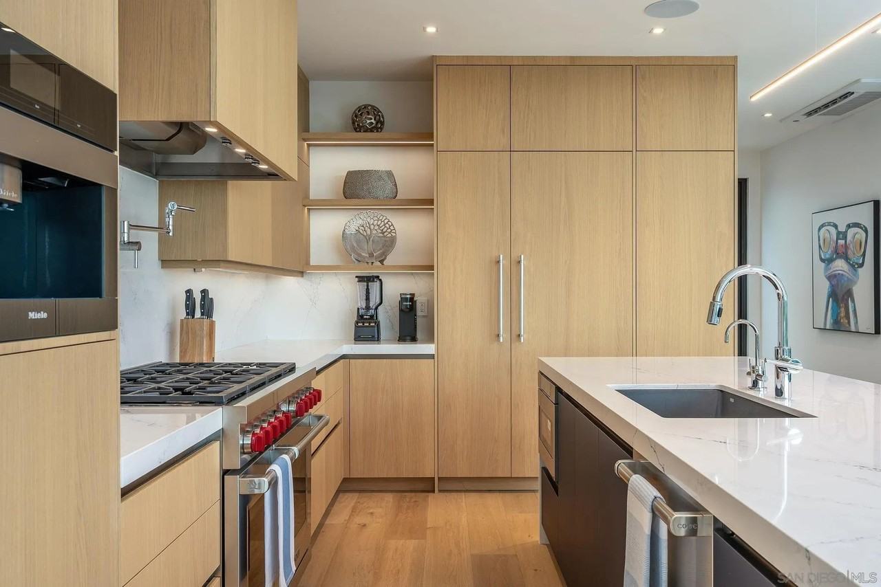 1605 Burgundy Rd - Photo 7 of 39