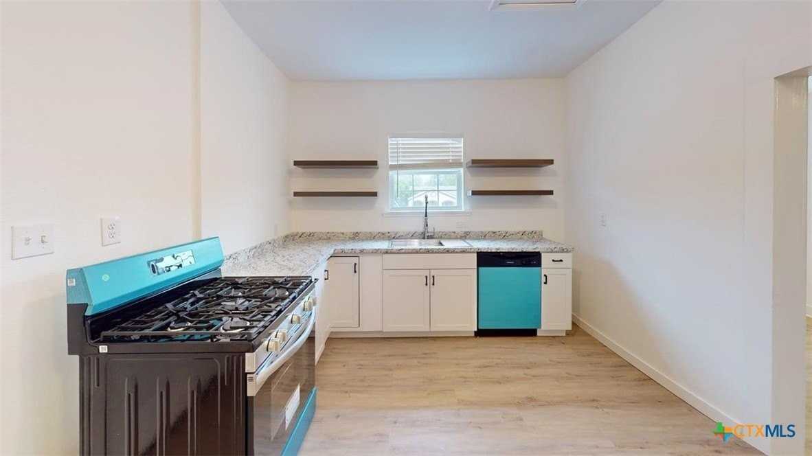 710 W Avenue D - Photo 7 of 17