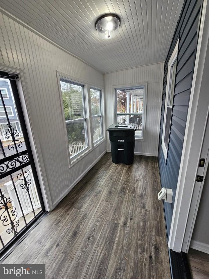 909 45th Pl Ne - Photo 3 of 36