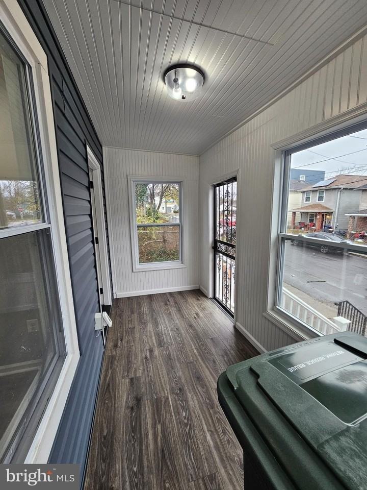 909 45th Pl Ne - Photo 4 of 36