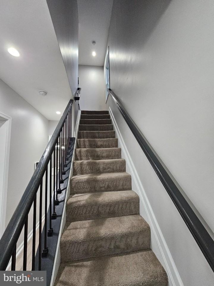 909 45th Pl Ne - Photo 5 of 36