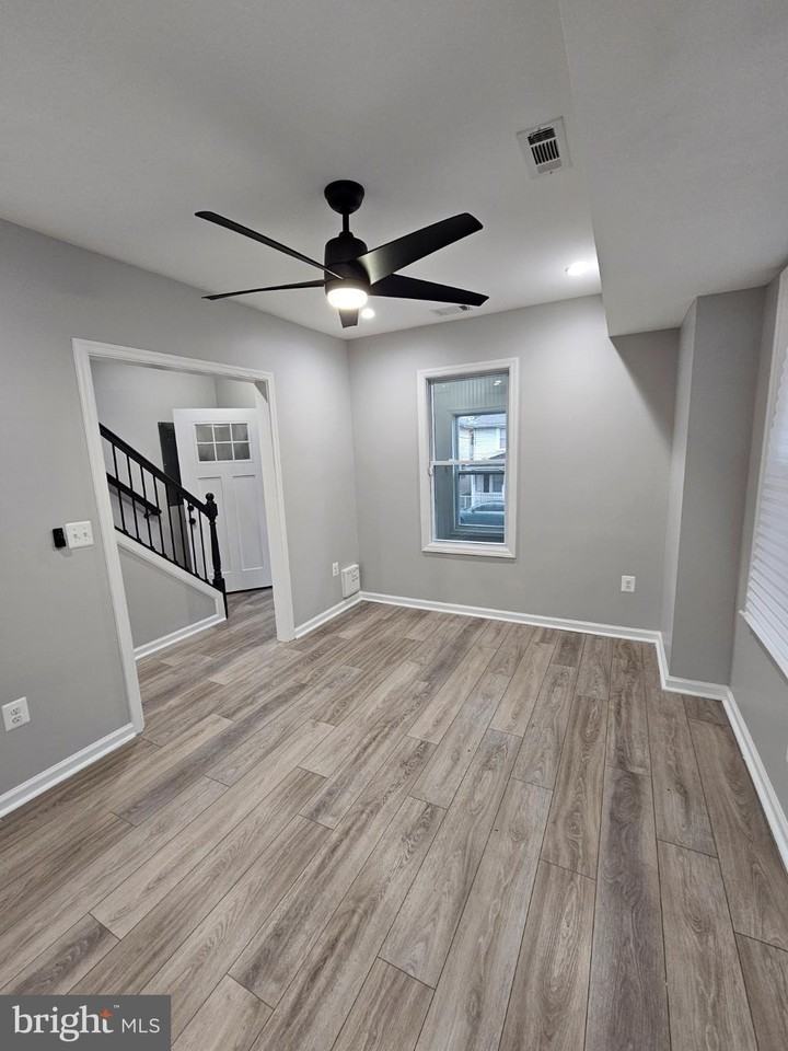 909 45th Pl Ne - Photo 6 of 36