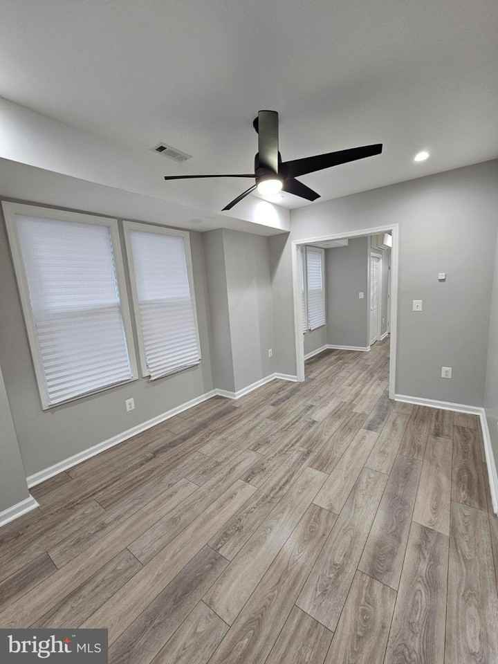 909 45th Pl Ne - Photo 7 of 36