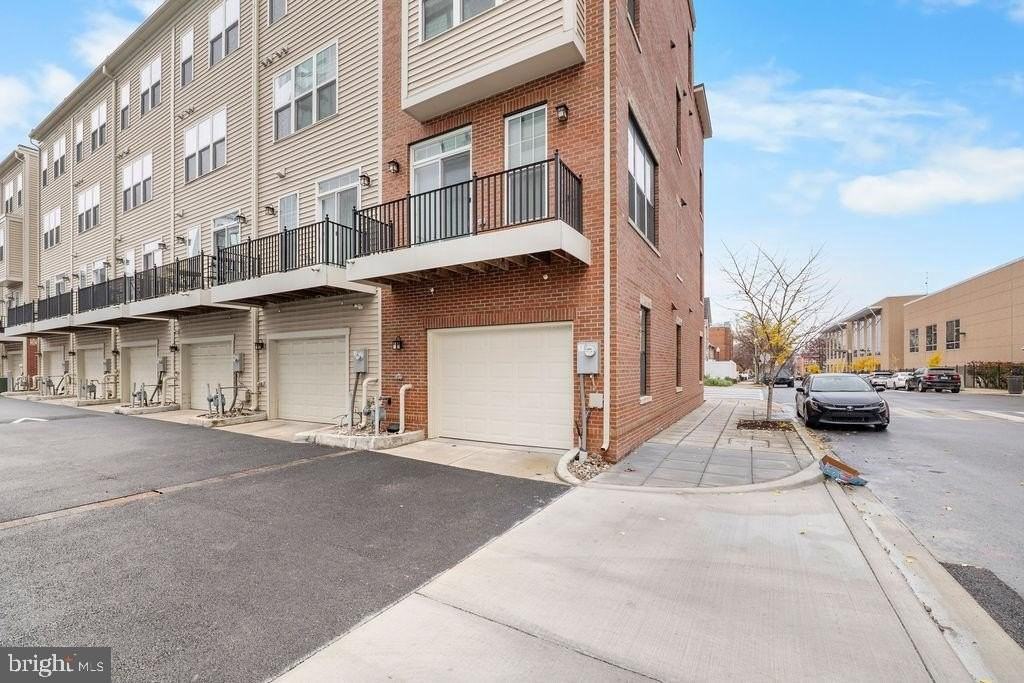 725 Parkside Place Northeast - Photo 3 of 39