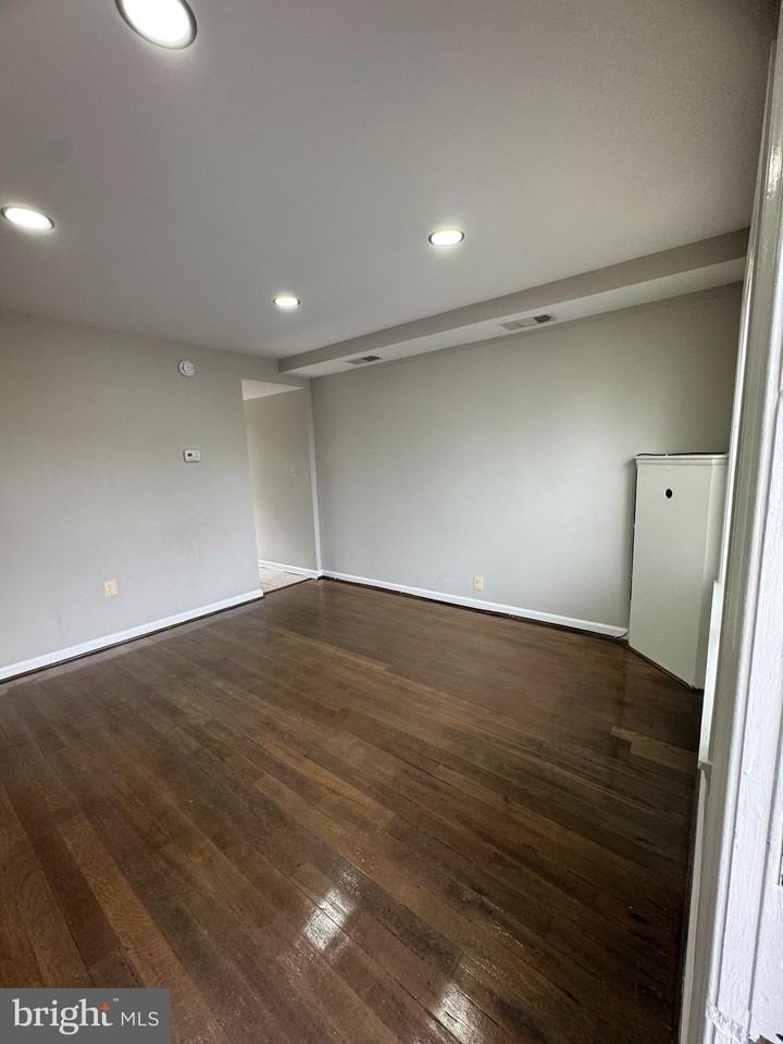 450 Roundview Road - Photo 2 of 7