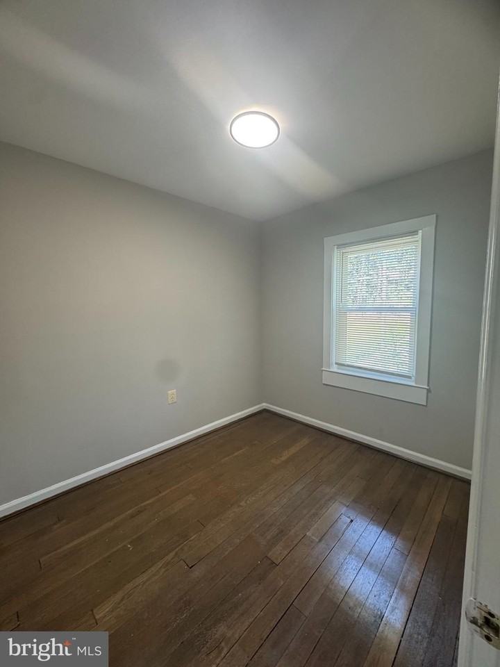 450 Roundview Road - Photo 7 of 7