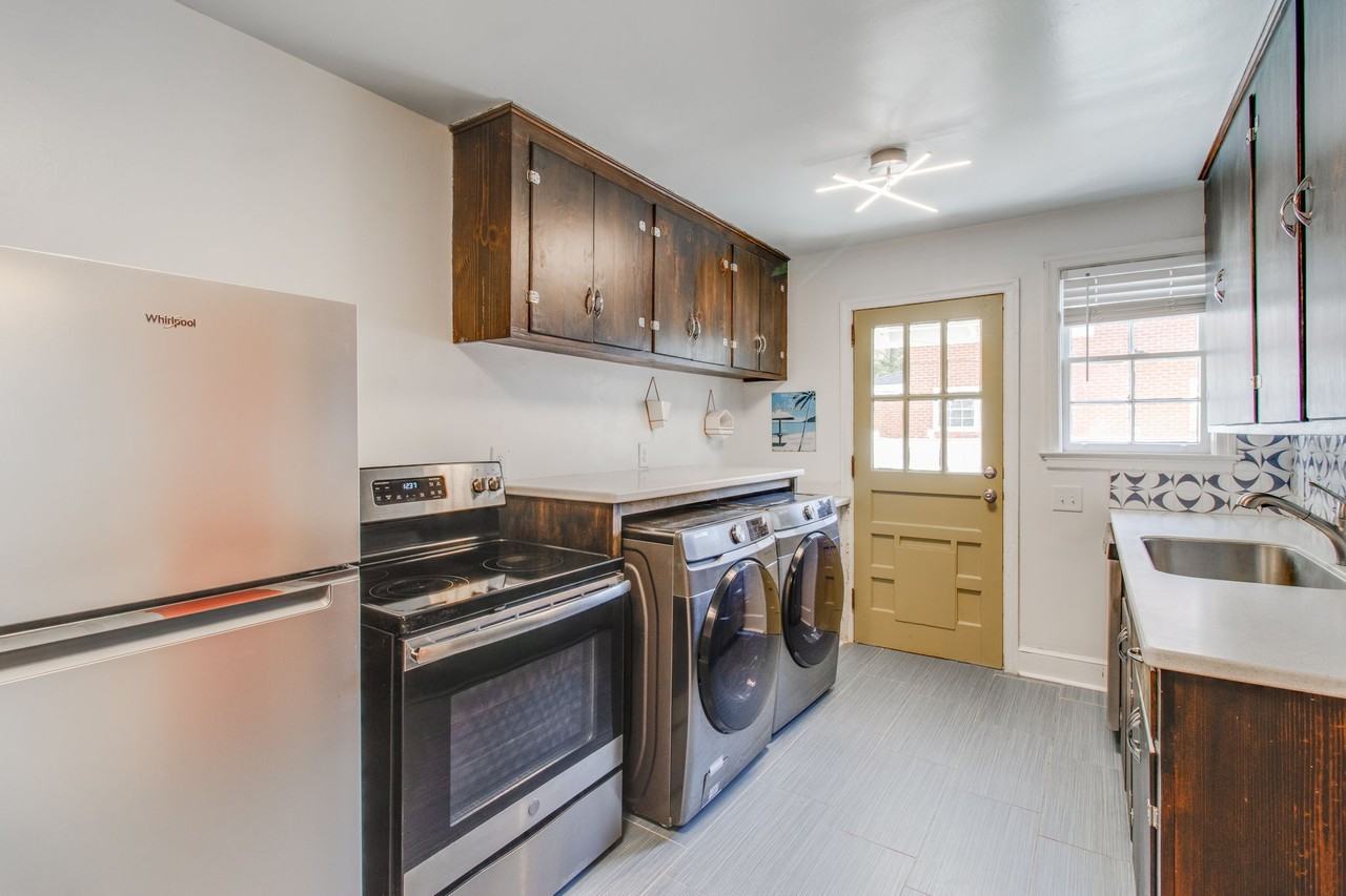 1100 Butler St - Photo 5 of 10