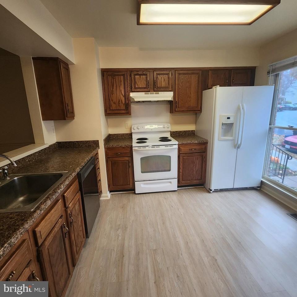 6054 Rockton Ct - Photo 4 of 25