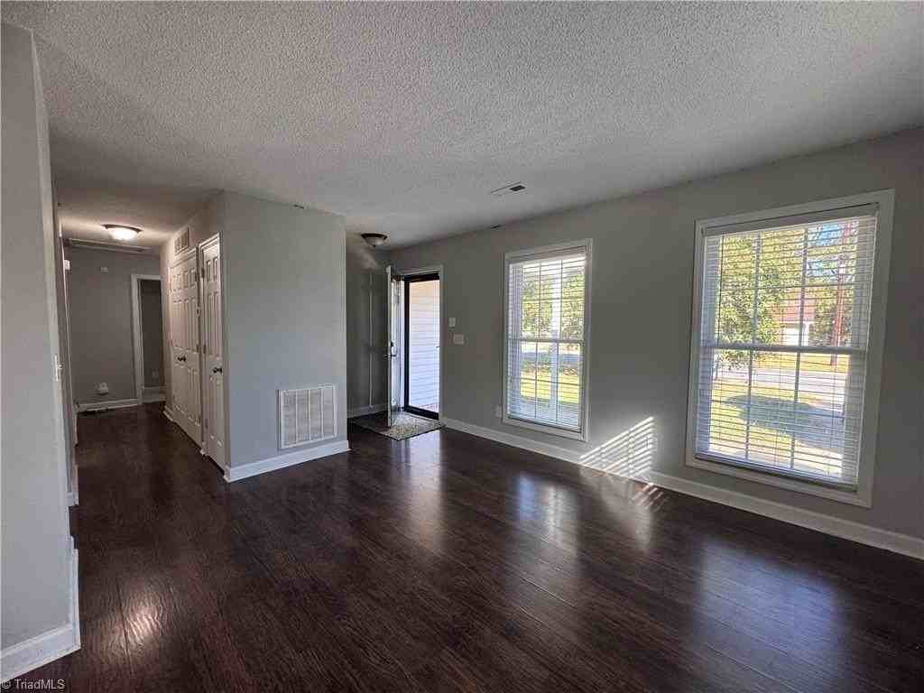 204 Bingham St - Photo 5 of 28