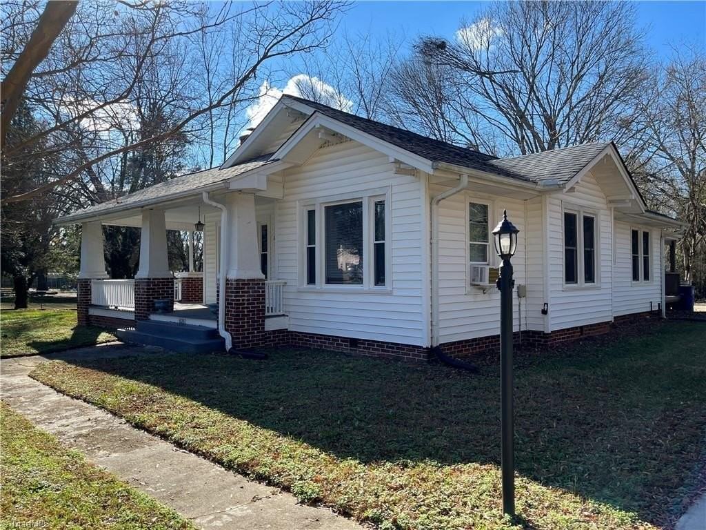 1835 Thompson Dr - Photo 3 of 46