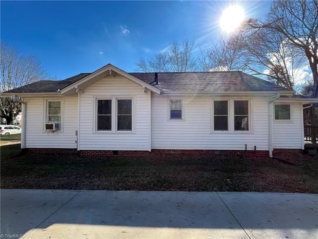 1835 Thompson Dr - Photo 4 of 46