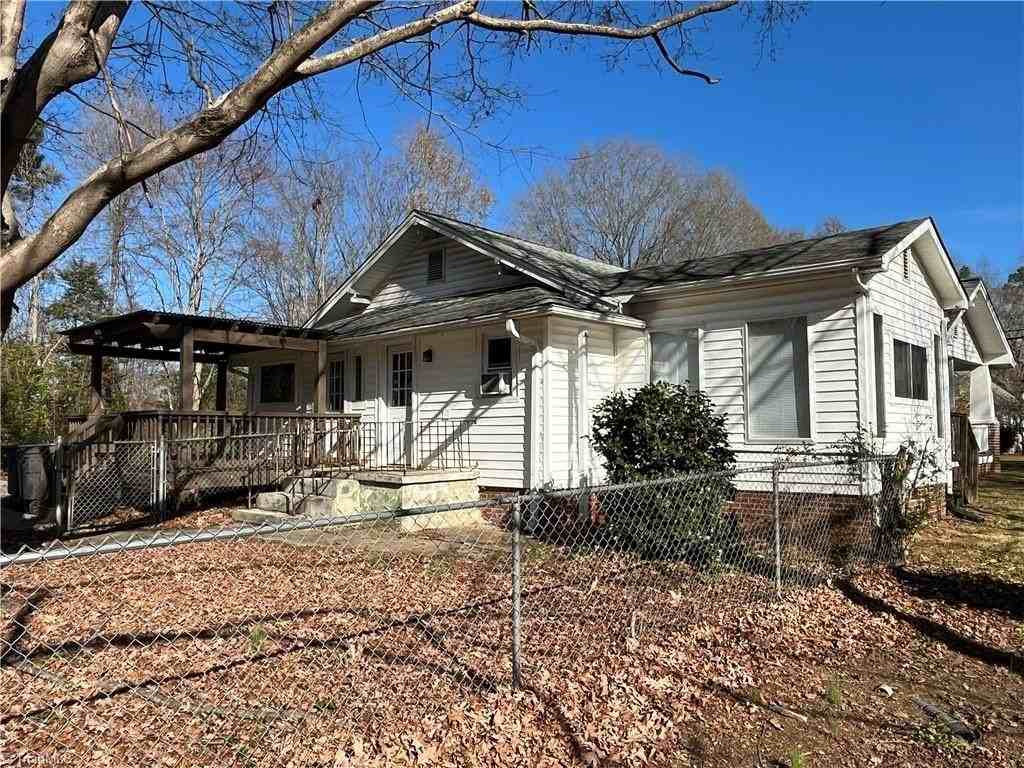 1835 Thompson Dr - Photo 7 of 46