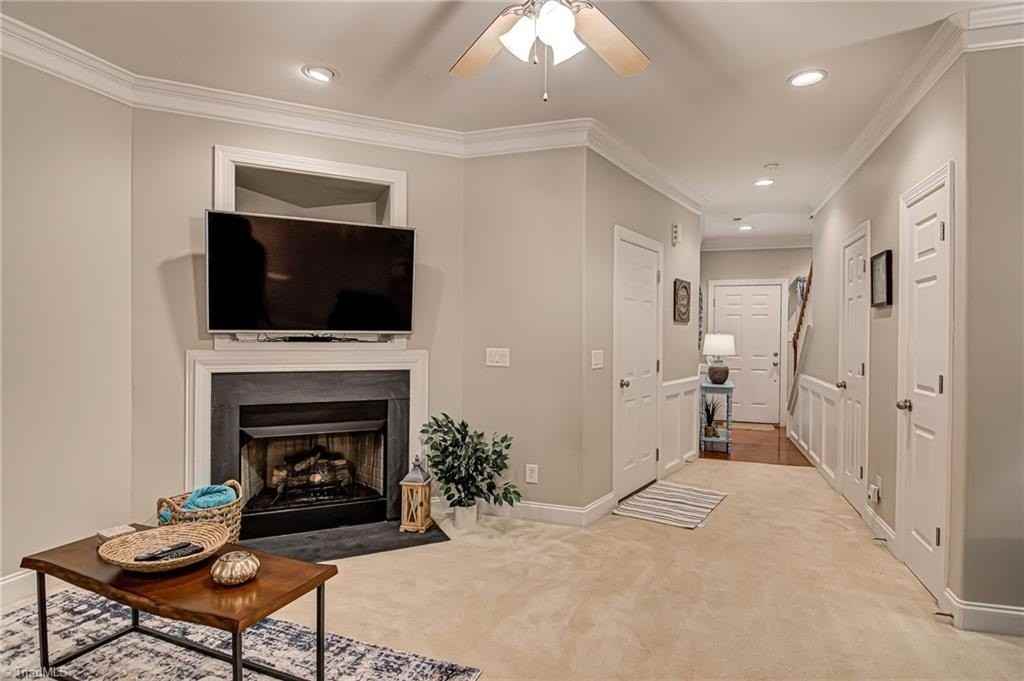 1202 Southlake Ct - Photo 7 of 34