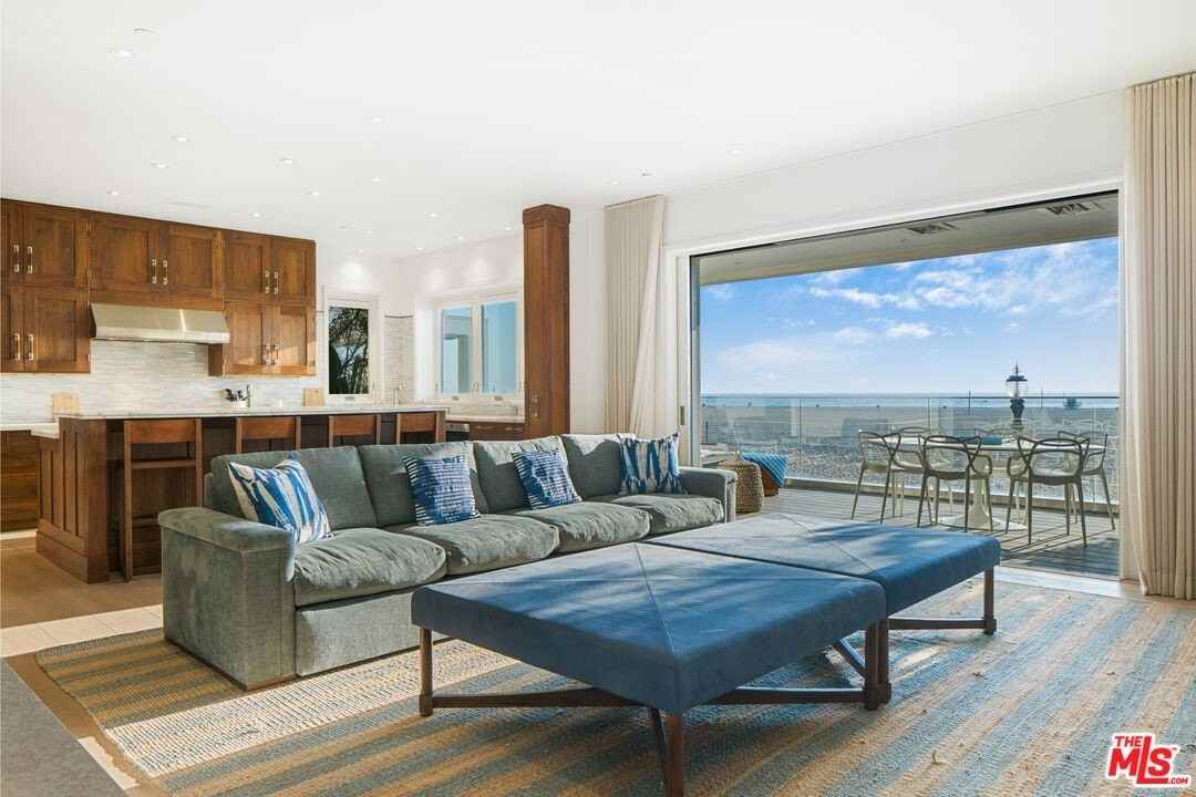 1347 1347 Palisades Beach Rd - Photo 4 of 50