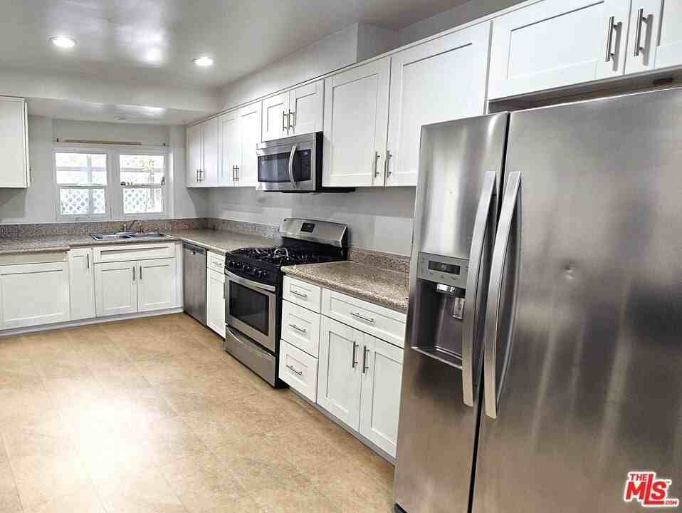 3212 De Witt Drive - Photo 2 of 6