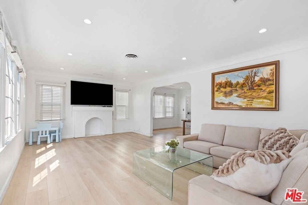 1428 South Sherbourne Drive - Photo 5 of 23