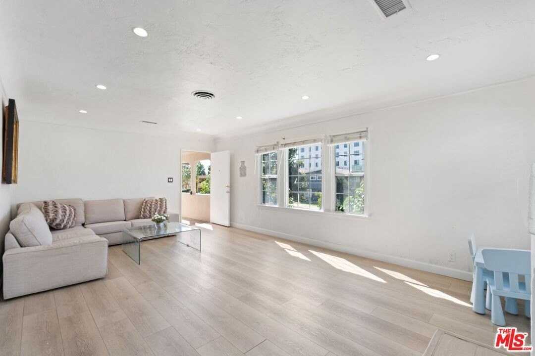 1428 South Sherbourne Drive - Photo 7 of 23