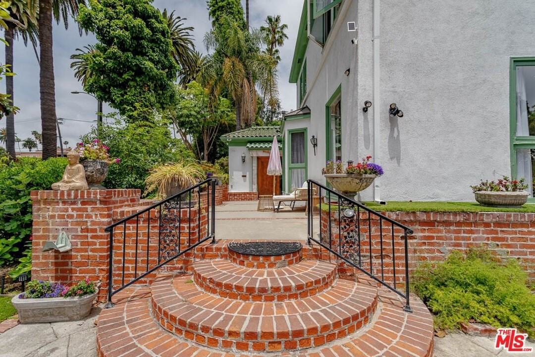 508 North Canon Drive - Photo 4 of 25