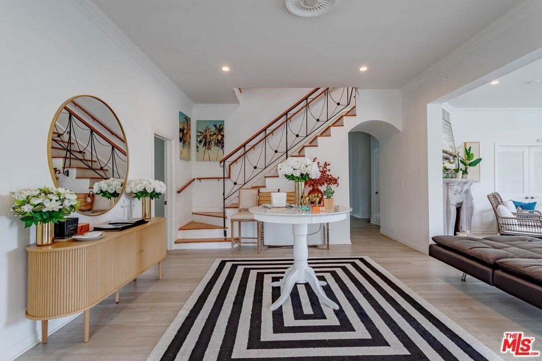 508 North Canon Drive - Photo 5 of 25