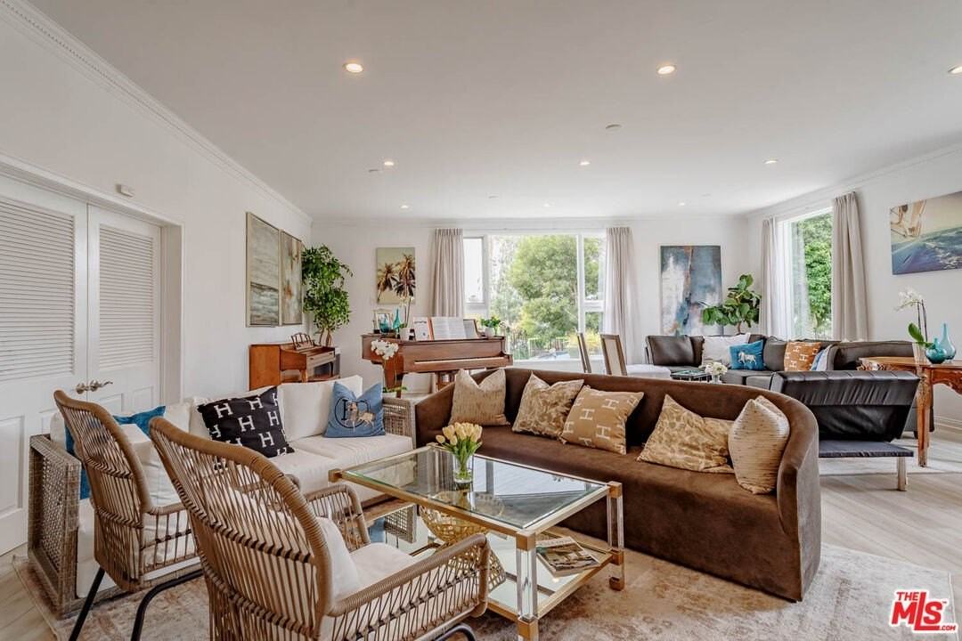 508 North Canon Drive - Photo 6 of 25