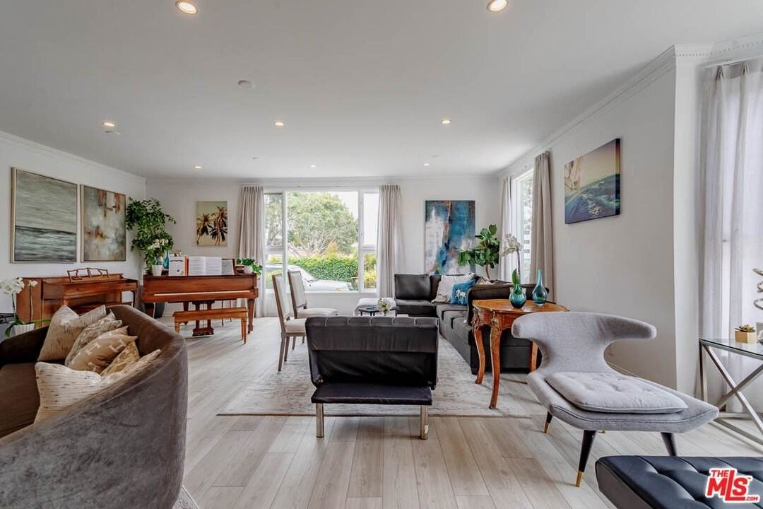 508 North Canon Drive - Photo 7 of 25