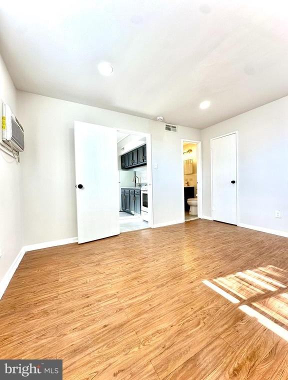 4411 Sheffield Avenue ##11 - Photo 3 of 6