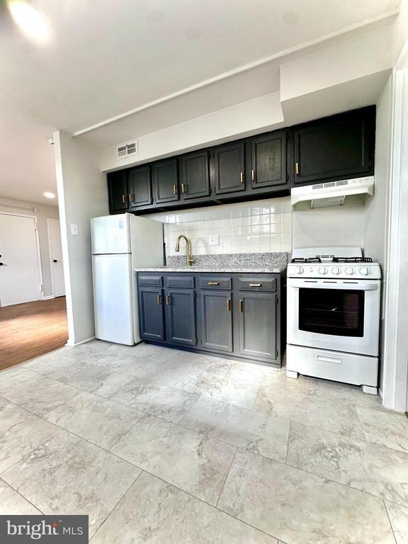 4411 Sheffield Avenue ##11 - Photo 4 of 6