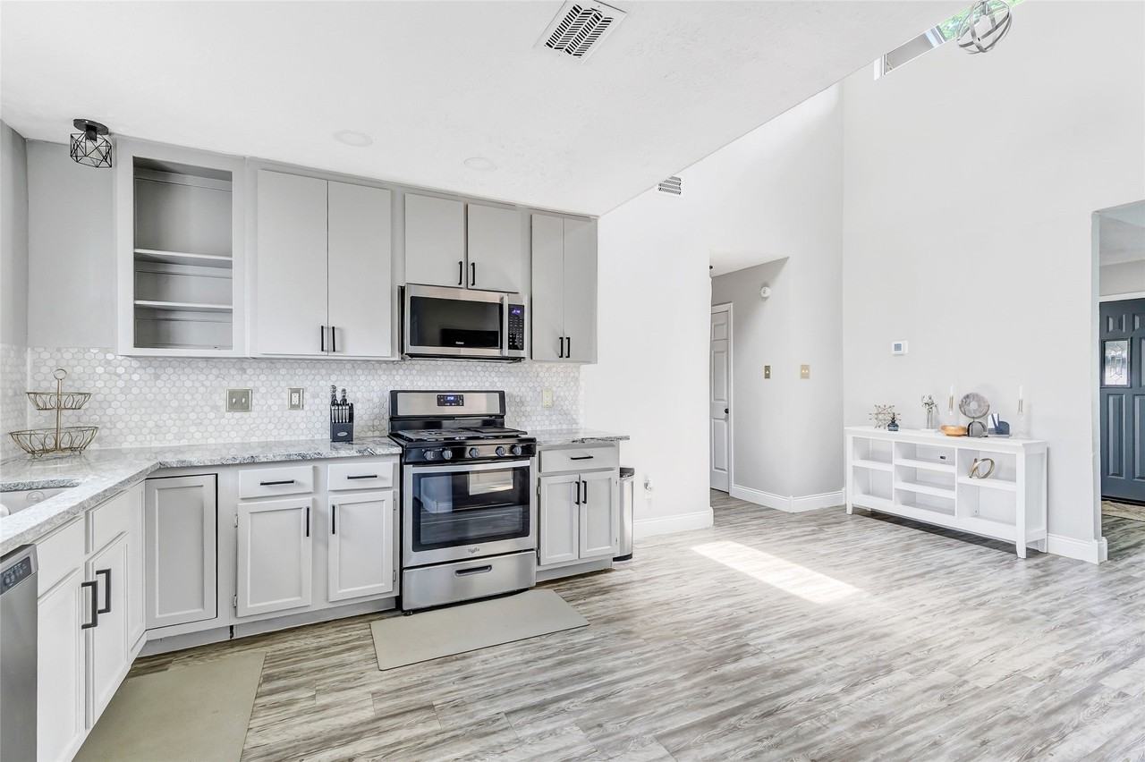 19011 Sandia Pines Drive - Photo 4 of 31