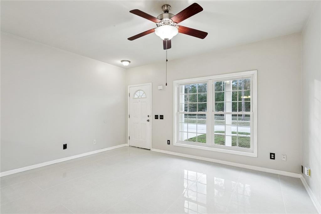 212 Fountains Park Boulevard - Photo 2 of 12