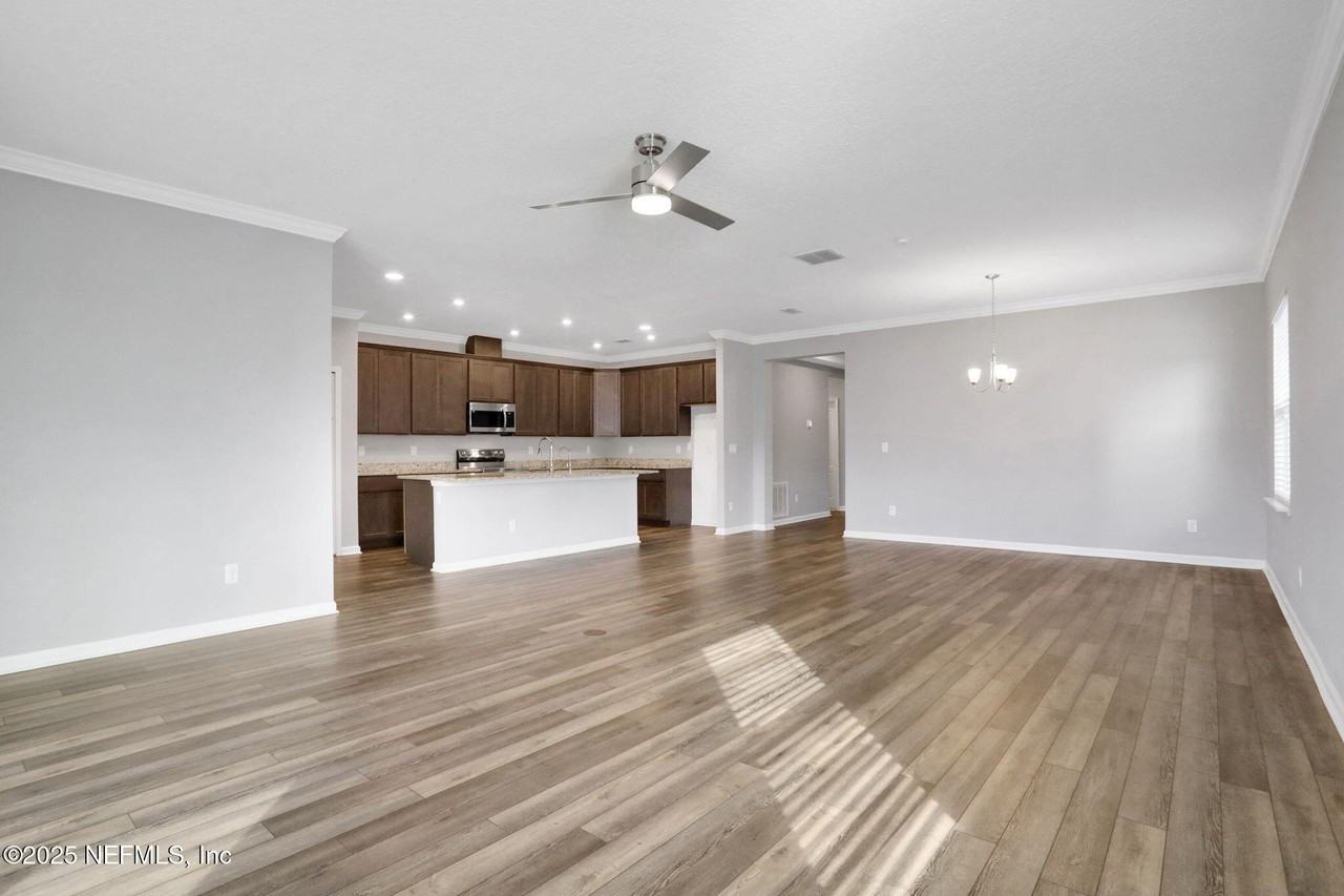 3209 Crocus Ln - Photo 4 of 36