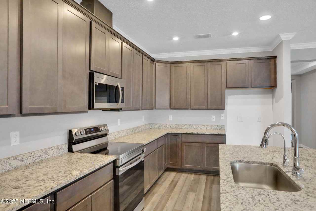 3209 Crocus Ln - Photo 7 of 36