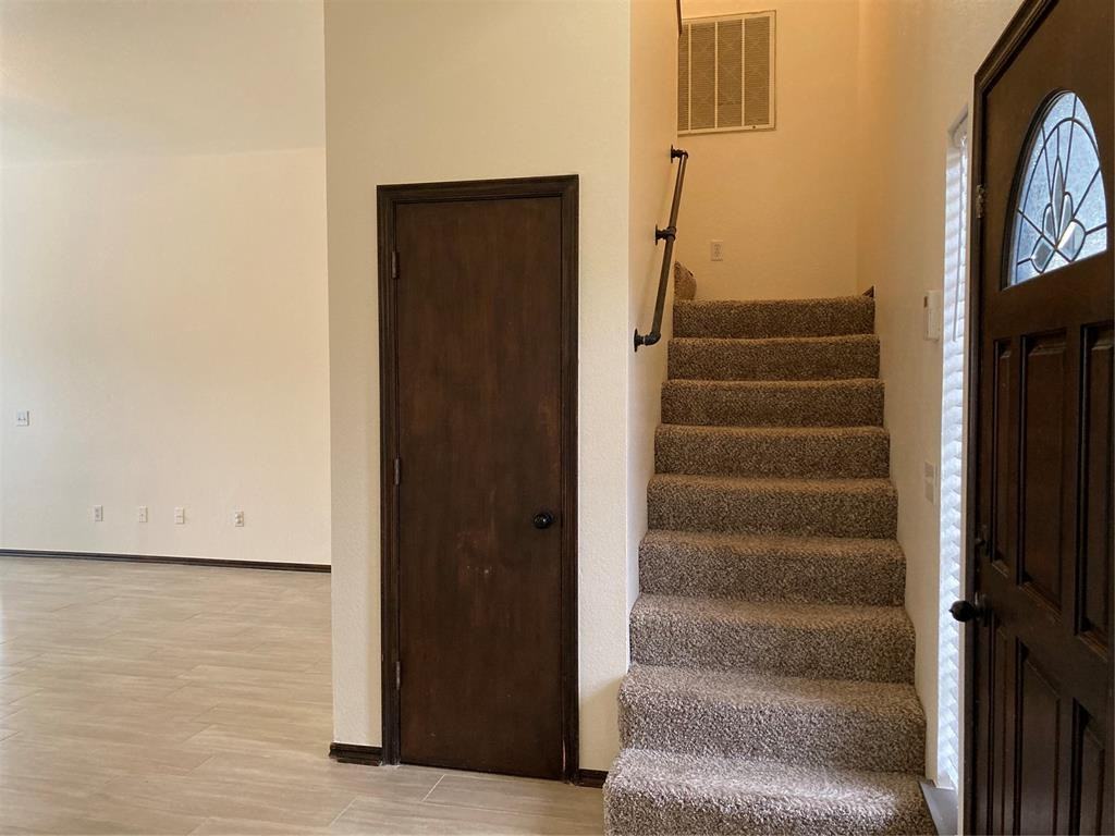 405 Rhoades Court - Photo 5 of 35