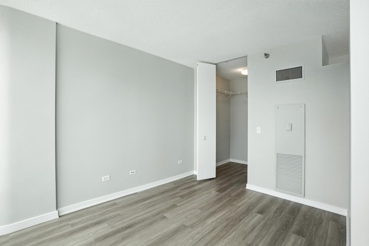 345 E Ohio St - Photo 3 of 24