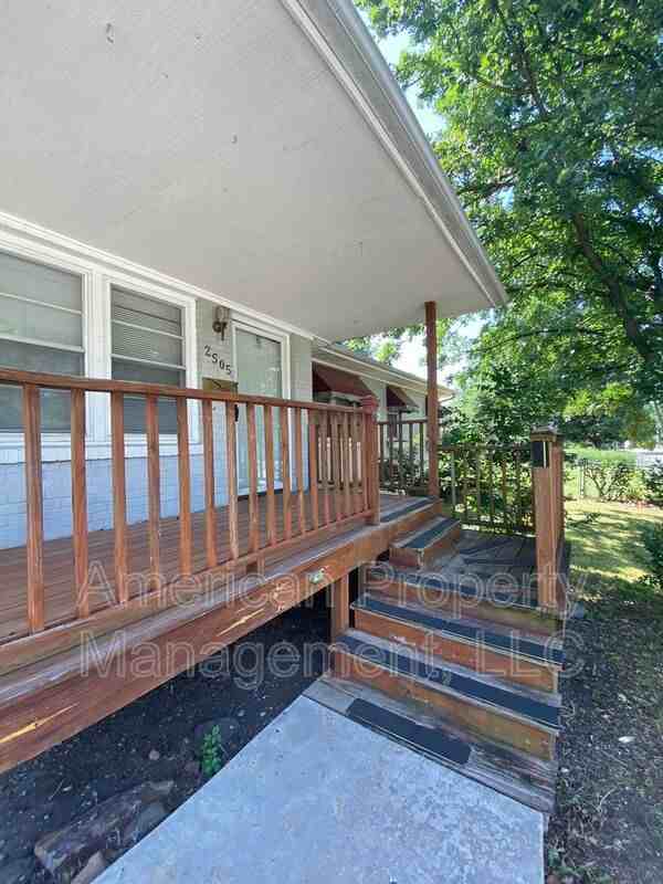 2505 S Quebec Ave - Photo 3 of 37