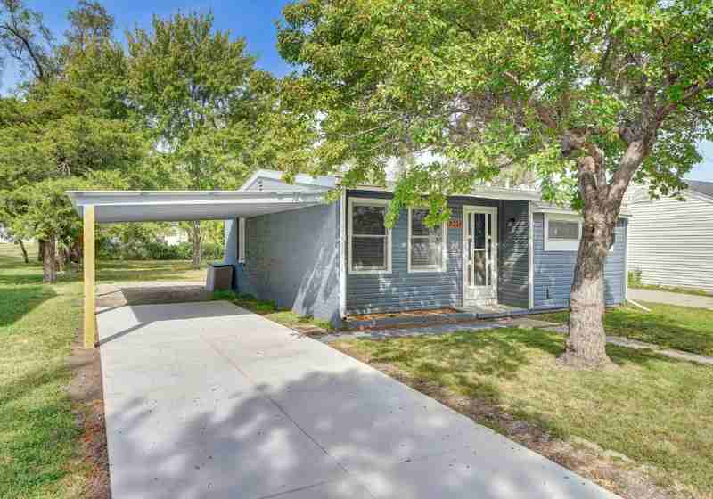 2221 N 32nd St - Photo 2 of 26