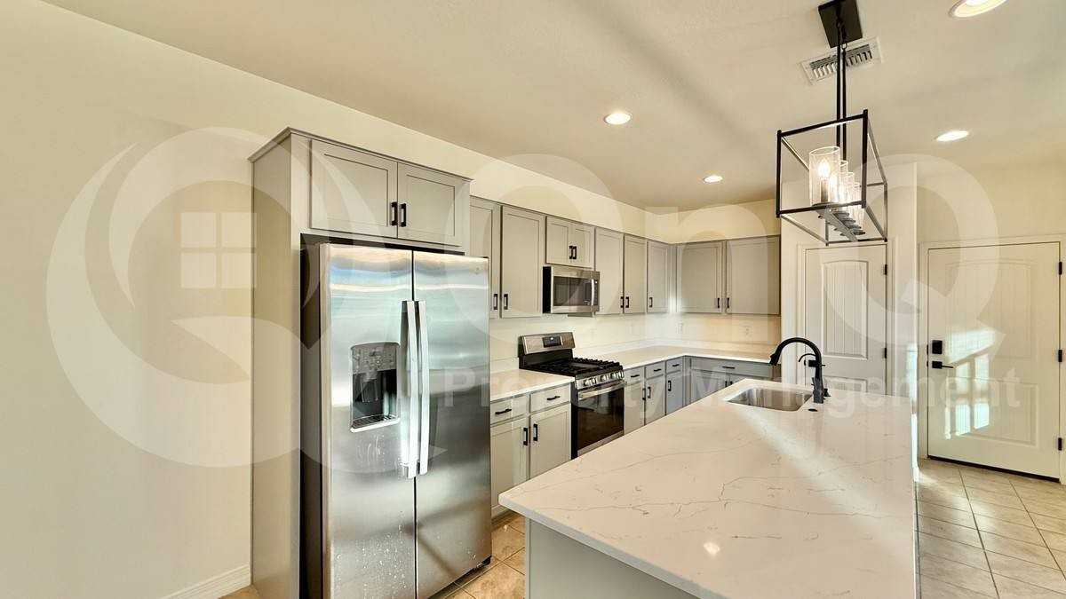 1235 W Sparrow Dr - Photo 2 of 10