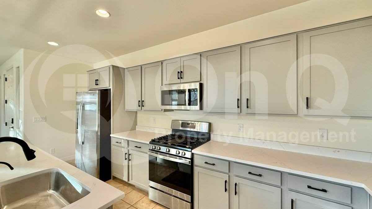 1235 W Sparrow Dr - Photo 4 of 10